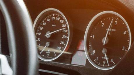 Η ΕΕ εξετάζει «κόφτη» ταχύτητας μέσω GPS στα καινούργια αυτοκίνητα