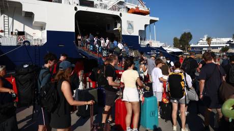 Μαζική φυγή των αδειούχων Ιουλίου: Το αδιαχώρητο στα λιμάνια, μποτιλιάρισμα στους δρόμους