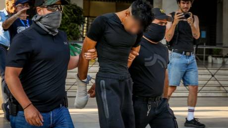 Βίντεο μετά τη δολοφονία Γεωργίου: Ο 28χρονος βγαίνει από το γραφείο με το λάπτοπ στο χέρι