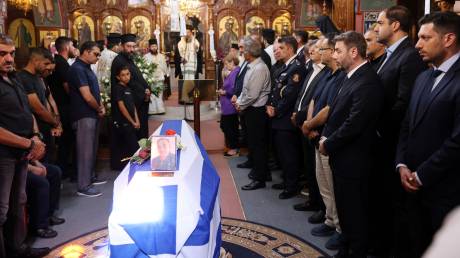 Θρήνος στην κηδεία του 58χρονου πυροσβέστη που έχασε τη ζωή του στη φωτιά του Ρεθύμνου