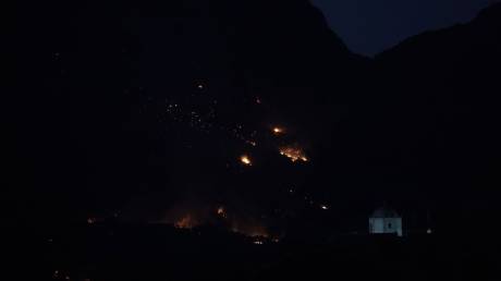 Συναγερμός στην Πυροσβεστική για φωτιά στη Σητεία - Καίει σε δυσπρόσιτο σημείο