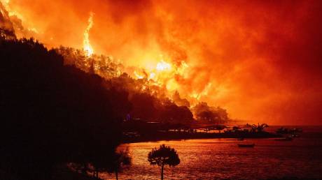 Στις φλόγες και η Κροατία: Ένας νεκρός, 42 τραυματίες και χιλιάδες απεγκλωβισμοί