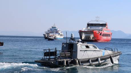 Σαλαμίνα: Ολοκληρώθηκε η επιχείρηση απεγκλωβισμού – 593 άτομα απομακρύνθηκαν από θαλάσσης
