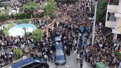 Το τελευταίο «αντίο» στον Γιώργο Μαζωνάκη: Χιλιάδες τον αποχαιρέτησαν με δάκρυα, τραγούδια και χορό