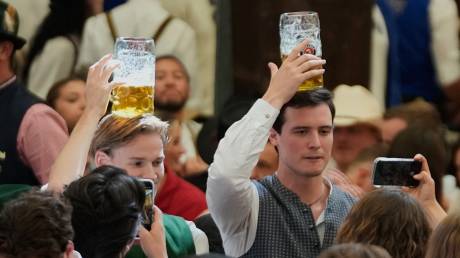 Άνοιξαν οι πύλες του Octoberfest στη Γερμανία - Άφθονα ρέει η μπύρα