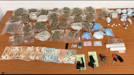 Ομόνοια: 33χρονος είχε κρύψει κοκαΐνη κάτω από λεβιέ οχήματος - Δύο συλλήψεις