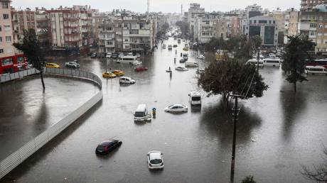 Κωνσταντινούπολη: Γυναίκα παρασύρθηκε από ορμητικά νερά - Δείτε βίντεο