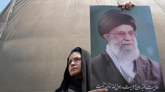 Ιράν: Πόσο πιθανή είναι η ανατροπή του Χαμενεΐ και πώς θα είναι η «επόμενη μέρα» στη Μέση Ανατολή