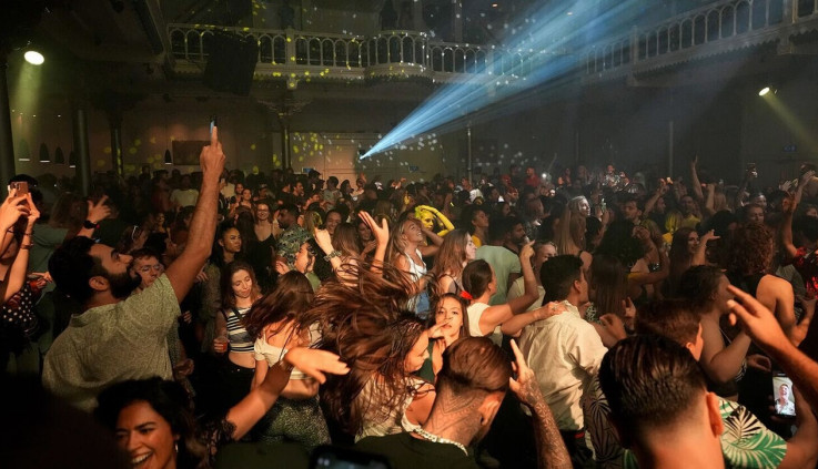 To 2021 σε εικόνες: Μετά από μήνες εγκλεισμού, ο κόσμος άρχισε και πάλι να χορεύει