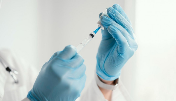 Γιατί τα εμβόλια «δουλεύουν» λιγότερο στους μεγαλύτερους και πώς η επιστήμη μπορεί να το αλλάξει