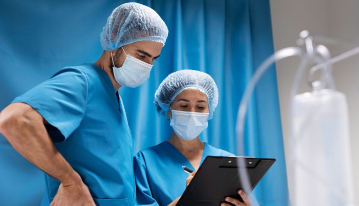 Νοσηλευτές στην Ελλάδα: Αξιόμαχοι, αλλά κουρασμένοι και υποαμειβόμενοι