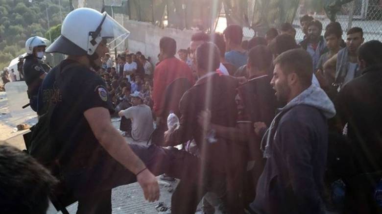 Με παρέμβαση Τόσκα σε διαθεσιμότητα ο αστυνομικός που κλώτσησε μετανάστη