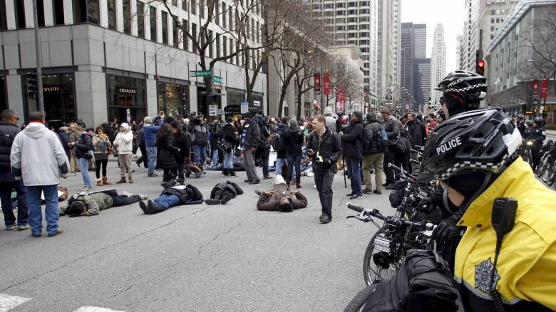 Σχεδόν 1.000 αστυνομικοί τράβηξαν φέτος όπλο και σκότωσαν στις ΗΠΑ