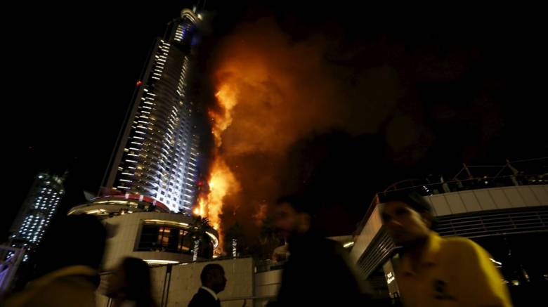 Φωτογράφος κρεμάστηκε σε σχοινί για να γλιτώσει από τη φωτιά στο Ντουμπάι