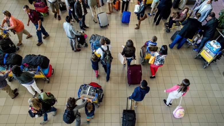 Βρετανός συνελήφθη στο Άμστερνταμ για απειλή βόμβας στο αεροδρόμιο