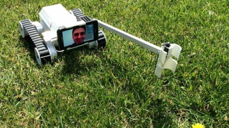 Ο πατέρας που έγινε ρομπότ για να βλέπει τα παιδιά του