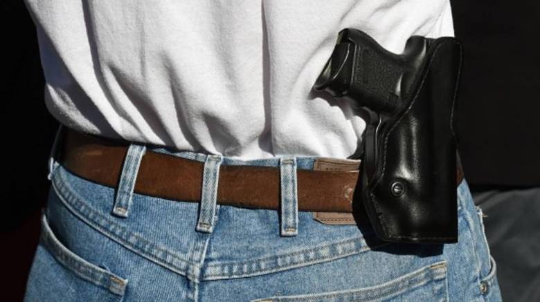 Έβγαζε selfie με όπλο και αυτοπυροβολήθηκε