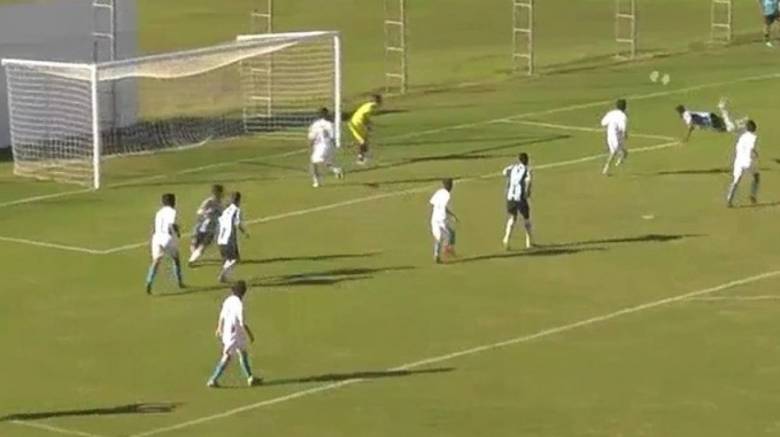 Υποψήφιο γκολ της χρονιάς από πιτσιρικά Βραζιλιάνο!