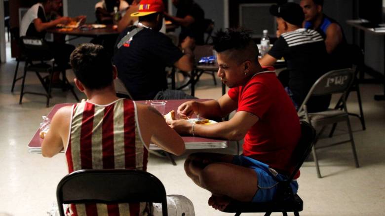 Έρευνα: Μένουν με τους γονείς τους ως τα 34