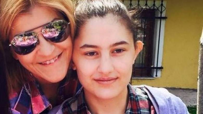 Συγκινητικό αντίο στη Ν. Νικολοπούλου από τη μητέρα της