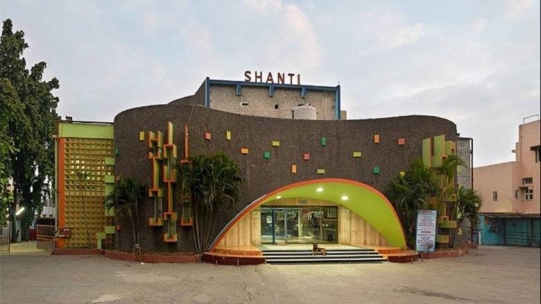 Οι πολύχρωμοι κινηματογράφοι της Ινδίας που θα ζήλευε και ο Γκαουντί