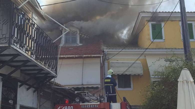 Πυρκαγιά στην παλαιά πόλη της Λευκάδας-Καίγονται σπίτια