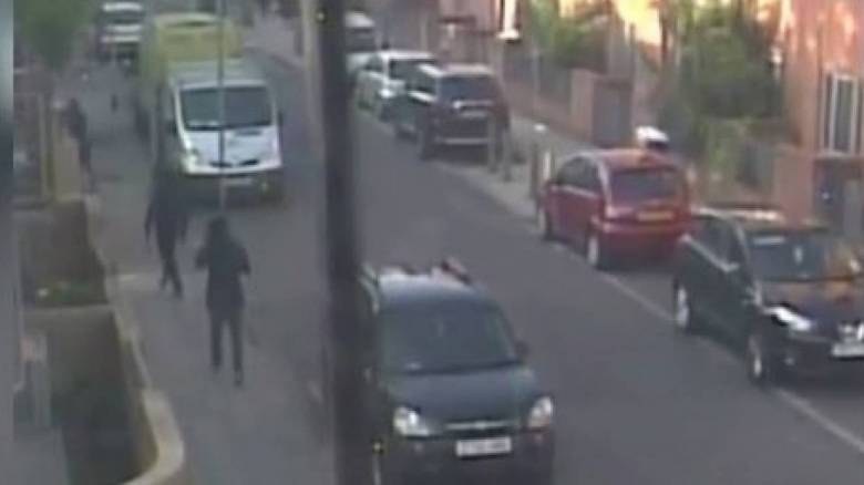 Κάμερα ασφαλείας καταγράφει την επίθεση ενόπλων εις βάρος πολιτών (vid)