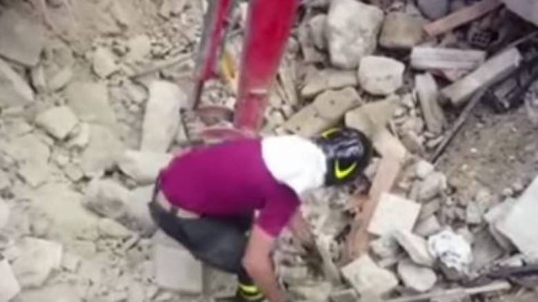 Ιταλία: Γάτα ανασύρθηκε ζωντανή από συντρίμμια 15 μέρες μετά τον σεισμό (vid)