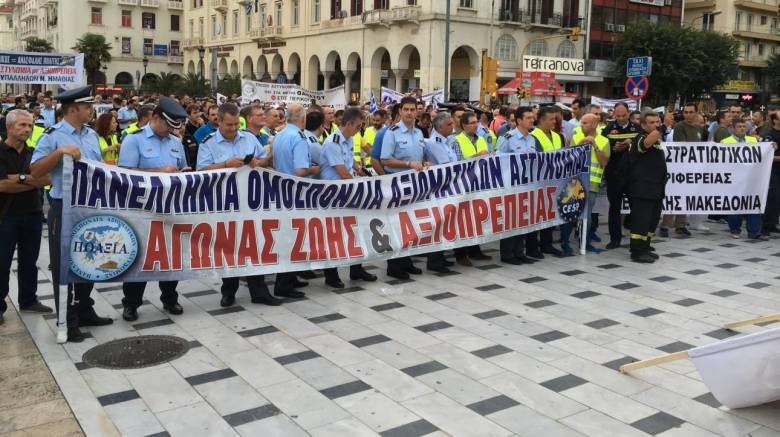 ΔΕΘ 2016: Στο δρόμο διαμαρτυρόμενοι οι ένστολοι(pics)