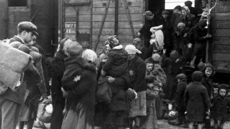 Ένας πορσελάνινος Μίκι Μάους έζησε το Άουσβιτς