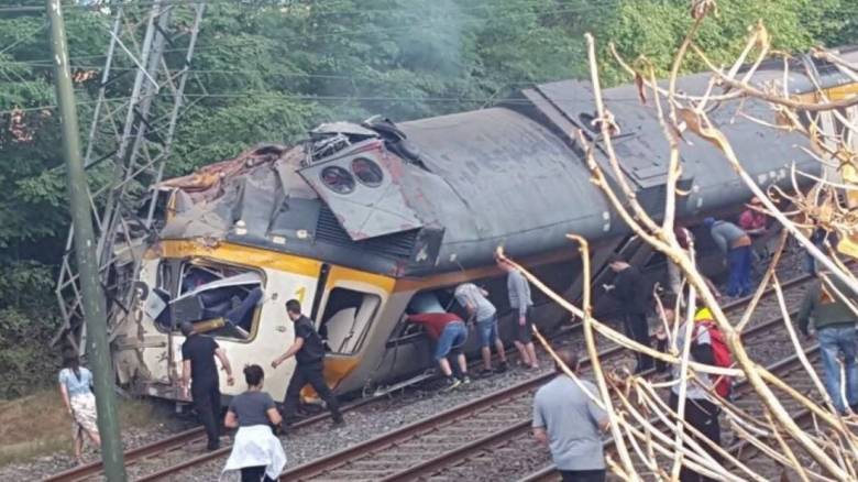 Ισπανία: Νεκροί και τραυματίες από εκτροχιασμό τρένου στη Γαλικία (pics&vid)