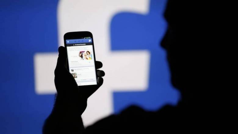 Κορίτσι μηνύει το Facebook για γυμνή φωτογραφία της