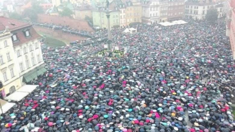 Πολωνία: Χιλιάδες καθηγητές διαδήλωσαν κατά της εκπαιδευτικής μεταρρύθμισης