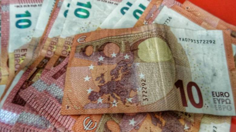 Τι άλλαξε στο Πόρισμα της Επιτροπής Σοφών για τον κατώτατο μισθό