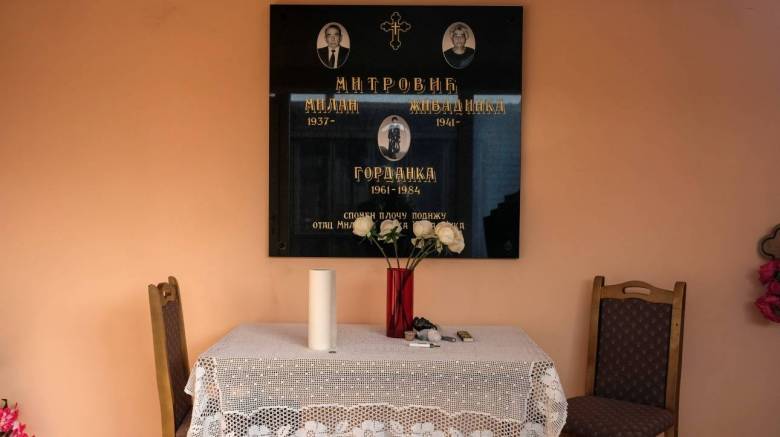 Νεκροταφείο στη Σερβία με πολύχρωμα... μπανγκαλόους (pics)