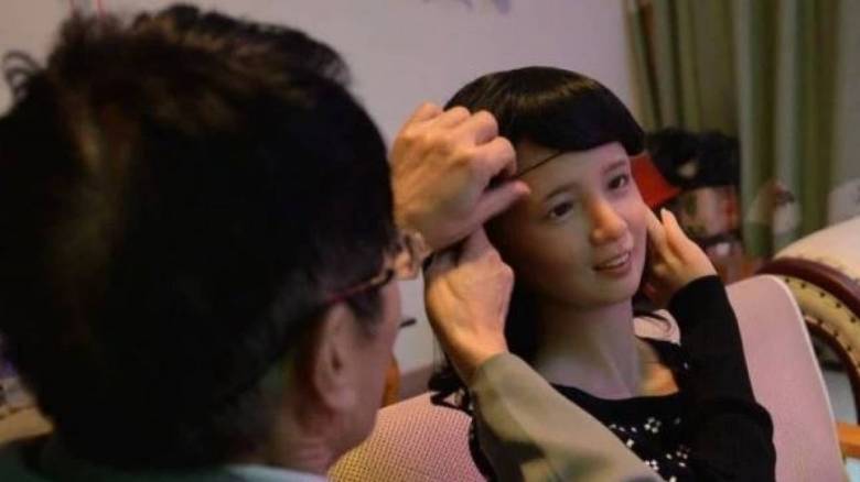 Εταιρία χάρισε σε συνταξιούχο πλαστική κούκλα του σεξ ολόιδια με τη νεκρή σύζυγό του