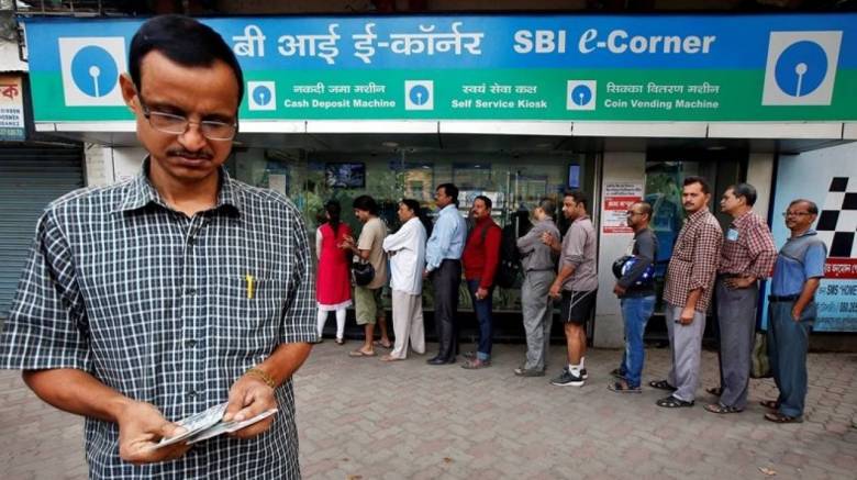 Γιατί οι τράπεζες στην Ινδία ξέμειναν από μετρητά (pics)