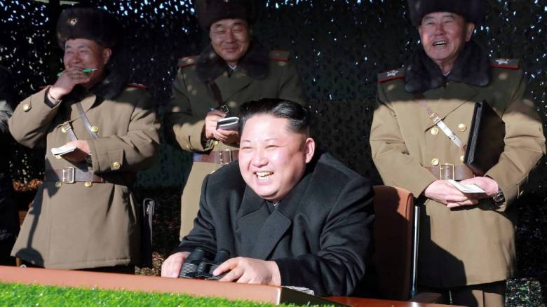 Ο χαμογελαστός Κιμ Γιονγκ Ουν βομβαρδίζει την «προεδρική κατοικία της Ν. Κορέας»