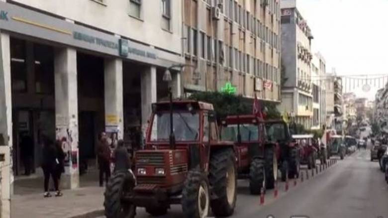 Αγρότες μπήκαν στο κέντρο της Λαμίας με… τρακτέρ (vid)