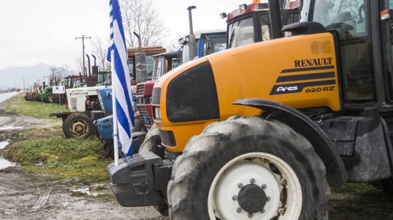 Μπλόκα αγροτών: Κλειστή η εθνική οδός Λάρισας-Κοζάνης