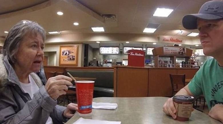 «Η χειρότερη μέρα της ζωής μου»: Μητέρα δεν αναγνωρίζει το γιο της επειδή έχει άνοια (Vid)