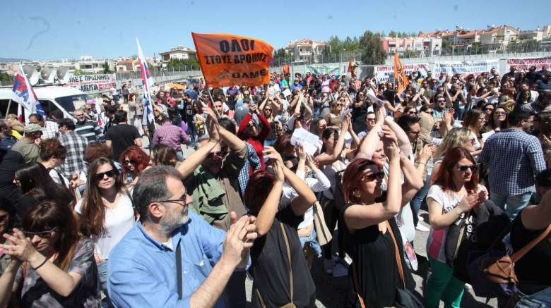 Συγκέντρωση καθηγητών έξω από το υπουργείο Παιδείας