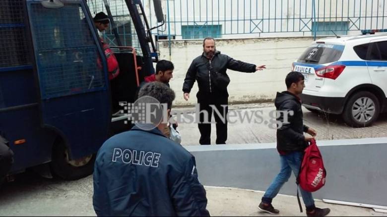 Στα κρατητήρια οι δύο διακινητές που μετέφεραν 55 μετανάστες στα Χανιά