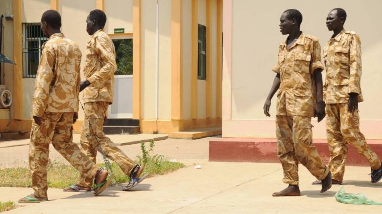 Ν. Σουδάν: Αλυσοδεμένοι στρατιώτες κατηγορούνται για ξυλοδαρμούς και βιασμούς (pics)