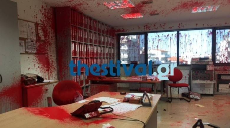 Κουκουλοφόροι εισέβαλαν σε γραφείο στη Θεσσαλονίκη και τα έσπασαν (pics)