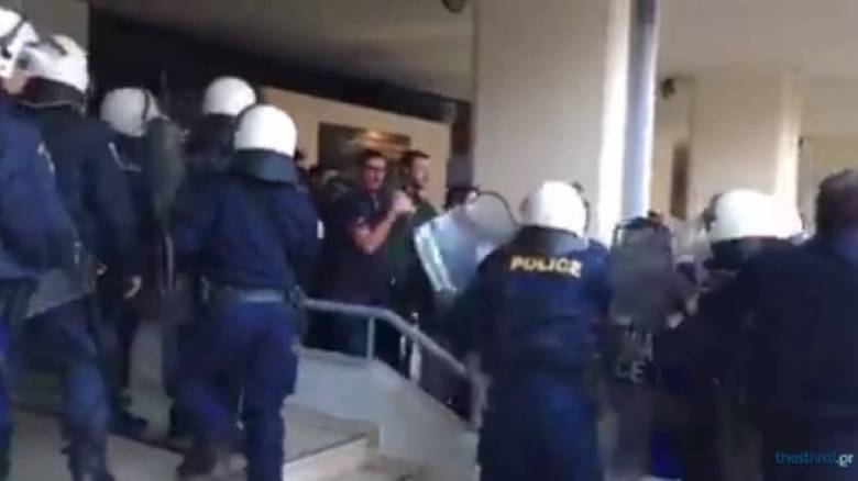 Επεισόδια στο Πανεπιστήμιο Μακεδονίας μεταξύ φοιτητών και Αστυνομίας (vid)