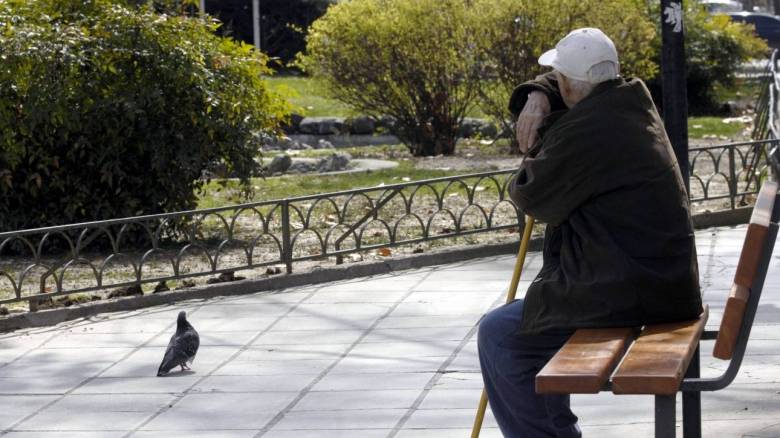 Μηνιαίο μαχαίρι 300 ευρώ στις συντάξεις από την περικοπή της προσωπικής διαφοράς