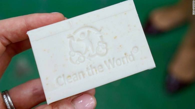 Τι συμβαίνει με τα σαπούνια που ξεμένουν στα ξενοδοχεία