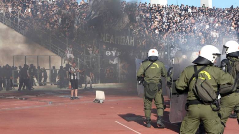 Τελικός Κυπέλλου με τραυματίες, καδρόνια και... τούβλα (pics)