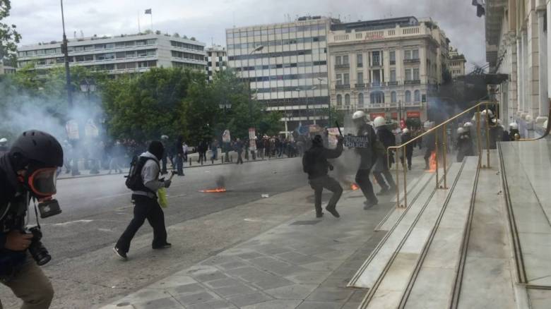 Ένταση με μολότοφ και χημικά στο κέντρο της Αθήνας (pics&vids)